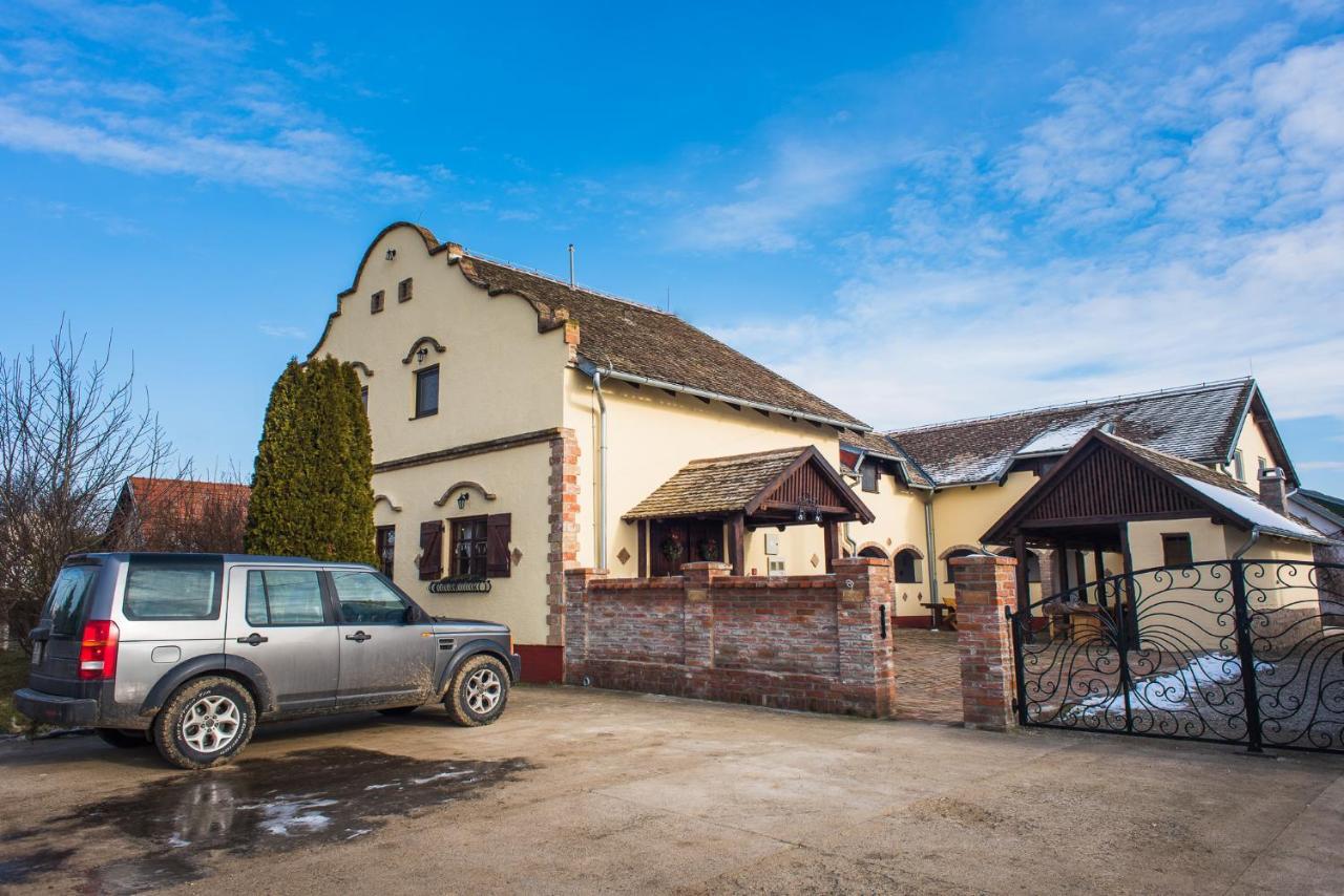Tri Mudraca Inn Karanac Zewnętrze zdjęcie